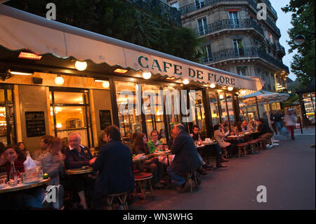 Das Café de Flore ist ein Café im Quartier Saint Germain-des-Prés des 6. " Arrondissements " di Parigi. Es liegt an der Ecke des Boulevard Saint-Germain Nr Foto Stock