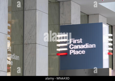 Prima canadese segno posto alla base del grattacielo nel centro cittadino di Toronto. Foto Stock