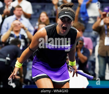 New York, Stati Uniti d'America . 05 Sep, 2019. Bianca Andreescu, del Canada, reagisce come lei batte Belinda Bencic, della Svizzera, nel loro semi-final round match in Arthur Ashe Stadium al 2019 US Open Tennis campionati a USTA Billie Jean King National Tennis Center di giovedì, 5 settembre 2019 a New York City. Foto di Ray Stubblebine/UPI Credito: UPI/Alamy Live News Foto Stock