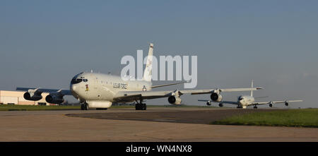 Due E-8C di suporto congiunta ricognizione aerea aeromobili di Sistema dal 116aria ala di controllo, Georgia Air National Guard, taxi verso la pista di atterraggio di Tinker AFB, Oklahoma per la partenza alla stazione Casa sett. 4, 2019, Tinker AFB, Oklahoma. Team Tinker eseguito un accordo esistente con Seymour-Johnson AFB, North Carolina e Warner-Robins AFB, Georgia per ospitare i combattenti, petroliere e aerei di ricognizione lontano dal devastante uragano attualmente che influiscono sulla costa est degli Stati Uniti. (U.S. Air Force foto/Greg L. Davis) Foto Stock