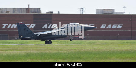 Un F-15E Strike Eagle aeromobile dal 4° Fighter Wing, Seymour-Johnson Air Force Base in North Carolina, terre con il suo freno ad aria compressa implementati a Tinker AFB, Oklahoma come parte di una massa-trasferimento di aeromobili vulnerabili per sfuggire uragano Dorian il percorso sett. 4, 2019, Tinker AFB, Oklahoma. Team Tinker eseguito un accordo esistente con Seymour-Johnson AFB, North Carolina e Warner-Robins AFB, Georgia per ospitare i combattenti, petroliere e aerei di ricognizione lontano dal devastante uragano attualmente che influiscono sulla costa est degli Stati Uniti. (U.S. Air Force foto/Greg L. Davis) Foto Stock