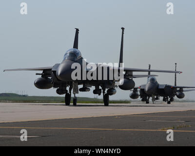 Tre F-15E Strike Eagle aeromobile dal 4° Fighter Wing, Seymour-Johnson Air Force Base in North Carolina, taxi a Tinker AFB, Oklahoma come parte di una massa-trasferimento di aeromobili vulnerabili per sfuggire uragano Dorian il percorso sett. 4, 2019, Tinker AFB, Oklahoma. Team Tinker eseguito un accordo esistente con Seymour-Johnson AFB, North Carolina e Warner-Robins AFB, Georgia per ospitare i combattenti, petroliere e aerei di ricognizione lontano dal devastante uragano attualmente che influiscono sulla costa est degli Stati Uniti. (U.S. Air Force foto/Greg L. Davis) Foto Stock