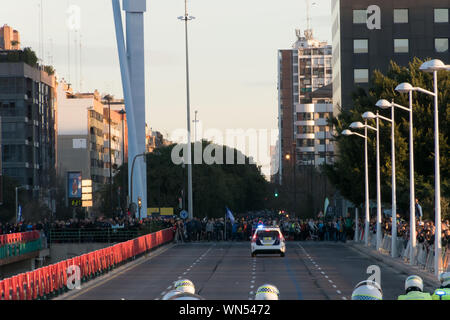Pubblico, folla all'inizio del Trinidad maratona di Alonso a Valencia nel dicembre 2018. Foto Stock