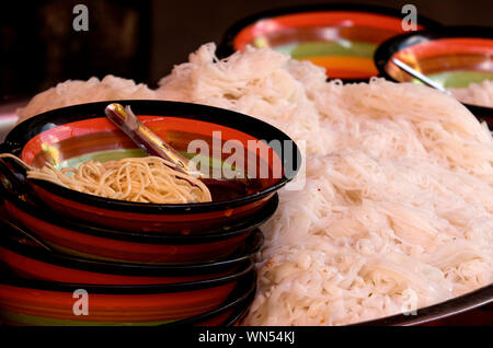 Cucina di strada in un mercato di Yangon, Myanmar Foto Stock