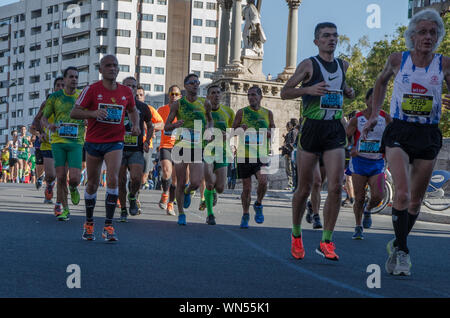 I corridori partecipanti alla Maratona di Valencia il 16 novembre 2014. Spagna Foto Stock