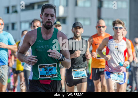 I corridori partecipanti alla Maratona di Valencia il 16 novembre 2014. Spagna Foto Stock