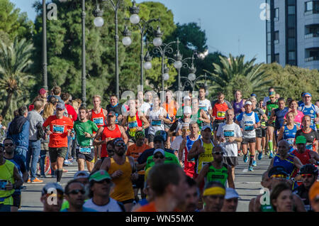 I corridori partecipanti alla Maratona di Valencia il 16 novembre 2014. Spagna Foto Stock