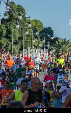 I corridori partecipanti alla Maratona di Valencia il 16 novembre 2014. Spagna Foto Stock