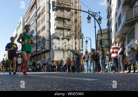 I corridori partecipanti alla Maratona di Valencia il 16 novembre 2014. Spagna Foto Stock