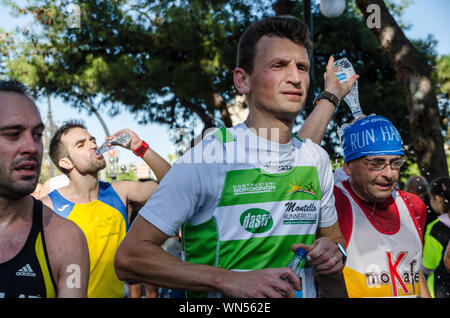 I corridori partecipanti alla Maratona di Valencia il 16 novembre 2014. Spagna Foto Stock