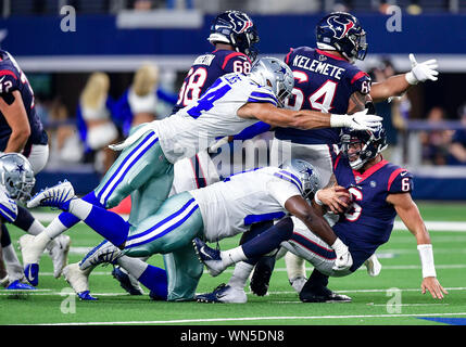 Agosto 24th, 2019:.Houston Texans quarterback Giordania Ta'amu (6) è saccheggiata da Dallas Cowboys difensivo fine Shakir Soto (67).durante un'NFL partita di calcio tra i Texans di Houston e Dallas Cowboys di AT&T Stadium di Arlington, Texas. Manny Flores/CSM Foto Stock