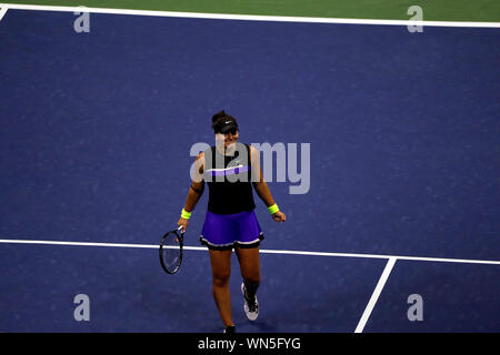 Flushing Meadows, New York, Stati Uniti - 5 settembre 2019. Canada's Bianca Andreescu celebra i suoi semi la vittoria finale su Belinda Bencic della Svizzera allo US Open a Flushing Meadows, New York. Andreescu si troverà di fronte Serena Williams nel sabato il credito finale: Adam Stoltman/Alamy Live News Foto Stock