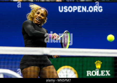 New York, Stati Uniti d'America. 05 Sep, 2019. Serena Williams degli Stati Uniti durante la sua partita contro Elina Svitolina dell Ucraina all'Arthur Ashe Stadium dell'USTA Billie Jean King National Tennis Center su 05 Settembre 2019 a New York City. Credit: Indipendente Agenzia fotografica/Alamy Live News Foto Stock