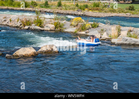 Tubo nel fiume Deschutes in curva, Oregon. Foto Stock