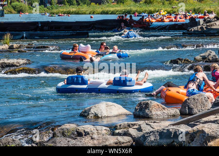 Tubo nel fiume Deschutes in curva, Oregon. Foto Stock