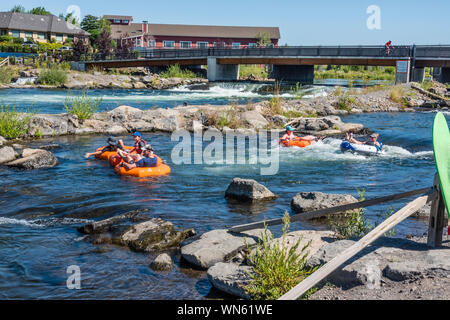 Tubo nel fiume Deschutes in curva, Oregon. Foto Stock