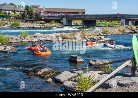 Tubo nel fiume Deschutes in curva, Oregon. Foto Stock