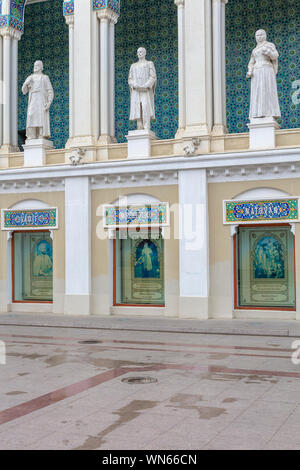 Nizami Museo di Letteratura azerbaigiana, statue di famosi scrittori azerbaigiano, Baku, Azerbaijan Foto Stock