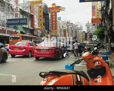 BANGKOK, Tailandia- giugno, 23, 2017: un tuk tuk su yaowarat road a Chinatown di Bangkok, Thailandia Foto Stock