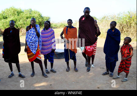 Masai Mara / Kenya, Africa - 25 gennaio, 2018: Masais spiegando le loro tradizioni ai turisti, uno di loro danze tradizionali di salti. Foto Stock