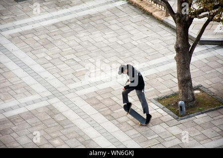 Ragazzo giapponese persone giocare e equitazione skateboard in giardino nella città di Ariake a Koto city il 25 marzo 2019 a Tokyo, Giappone Foto Stock