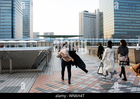 Il popolo giapponese e lavoratori stranieri andare a piedi alla stazione dei treni e la stazione degli autobus dopo aver finito di lavorare presso il Tokyo Big Sight in Ariake a Koto city il 29 marzo Foto Stock