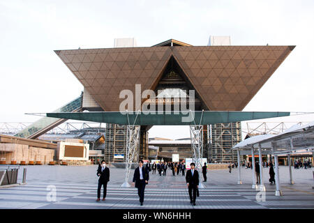 Il popolo giapponese e lavoratori stranieri andare a piedi alla stazione dei treni e la stazione degli autobus dopo aver finito di lavorare presso il Tokyo Big Sight in Ariake a Koto city il 29 marzo Foto Stock