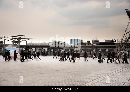 Il popolo giapponese e lavoratori stranieri andare a piedi alla stazione dei treni e la stazione degli autobus dopo aver finito di lavorare presso il Tokyo Big Sight in Ariake a Koto city il 29 marzo Foto Stock