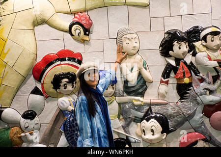 I viaggiatori tailandese donne in posa e ritratto con wall art di anime e hero in stile giapponese in Ariake treno JR dalla Stazione Ferroviaria di Koto City il 29 marzo 2019 Foto Stock