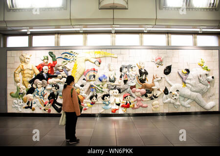 L'arte al muro di anime e hero stile giapponese per i passeggeri e per i viaggiatori alla ricerca di persone visita ad Ariake treno JR dalla Stazione Ferroviaria di Koto City il 29 marzo Foto Stock