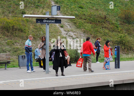 Copenhagen, Danimarca - 5 Settembre 2019: persone in attesa al via due a Orestad ad railroad station. Foto Stock