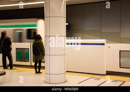 Il popolo giapponese e i viaggiatori stranieri passeggeri in attesa e il cammino con la MRT Linea Keihin-Tohoku (JR East) treni in stazione Kokusai-Tenjijo su Marzo Foto Stock