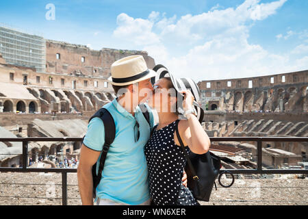 Giovane turista giovane baciare in all'interno del Colosseo a Roma, Italia Foto Stock