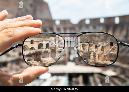 Colosseo a Roma visto attraverso gli occhiali Foto Stock