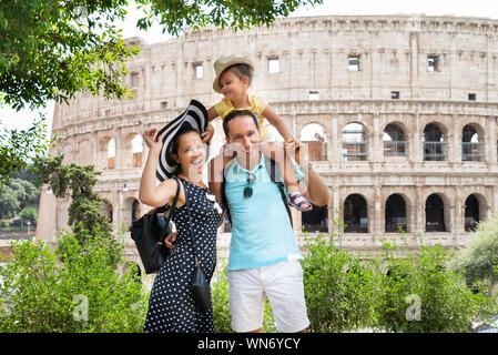 Giovane turista famiglia davanti al Colosseo a Roma, Italia Foto Stock