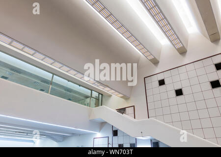 Interno della Bank Melli Iran, Università di Tehran Branch, progettato dall'architetto danese Jorn Utzon, 1962, Teheran, Iran Foto Stock