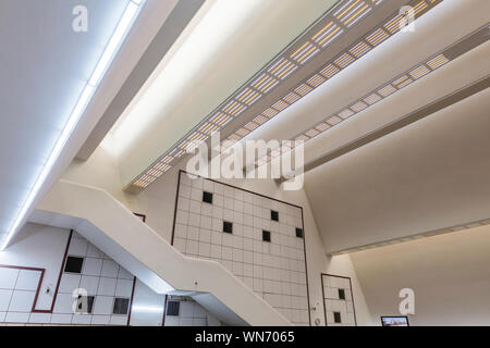 Interno della Bank Melli Iran, Università di Tehran Branch, progettato dall'architetto danese Jorn Utzon, 1962, Teheran, Iran Foto Stock