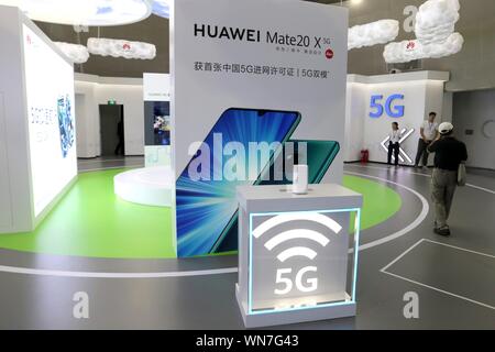 Shanghai, Shanghai, Cina. 6 Sep, 2019. Shanghai, Cina-il 4 settembre 2019, a Shanghai, Huawei, come un fornitore globale leader della tecnologia dell informazione e della comunicazione (ICT) in 5G era, presentavano un 5G il museo della scienza con il tema della ''tengyun jie5'' nel no.1 serbatoio della west bank serbatoio olio art center, Xuhui District, Shanghai, che è anche il primo 5G experience museum in Cina.come l'evento chiave di WAIC2019 mondo intelligenza artificiale conferenza a xuhui west bank, si rivela in profondità come 5G pan-ecologia cambierà la vita futura con il più intuitivo e la maggior parte ha Foto Stock