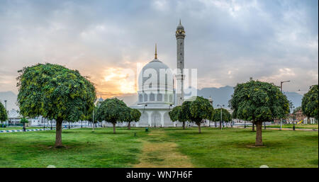 Una immagine del Hazratbal in Srinigar, India, a sunrise. Foto Stock