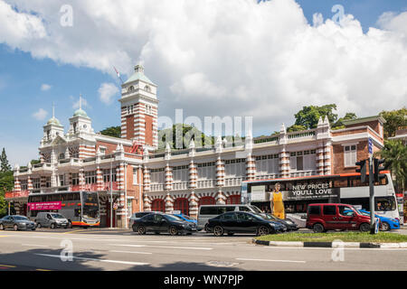 Singapore - 8 Luglio 2019: il traffico si muove attraverso la vecchia stazione di fuoco centrale su Hill Street. L'edificio ospita oggi un museo. Foto Stock