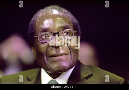 Copenhagen, Danimarca. 15 dic 2009. Zimbabwe del Presidente Robert Mugabe ha partecipato a una conferenza delle Nazioni Unite sui cambiamenti climatici nella cerimonia di apertura del round ministeriale nella sala plenaria il 15 dicembre 2009. Credito: Kay Nietfeld/dpa/Alamy Live News Foto Stock