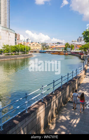 Singapore - 8 Luglio 2019: il fiume Singapore guardando verso il Clarke Quay. Il fiume scorre attraverso il centro della citta'. Foto Stock