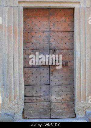 Antiche in legno porta di ingresso con perni di metallo Foto Stock