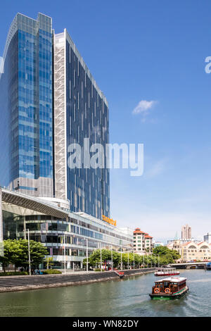 Singapore - 8 Luglio 2019: il fiume Singapore a Clarke Quay. Il fiume scorre attraverso il centro della citta'. Foto Stock