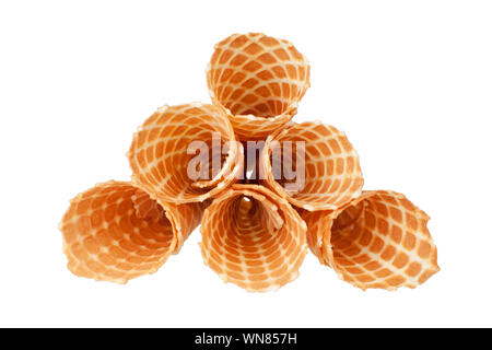 Pila di croccante di gelato coni di cialda su sfondo bianco isolato closeup vista dall'alto vuoto appetitoso gelato coppa del wafer design gustose cialde fatte in casa Foto Stock