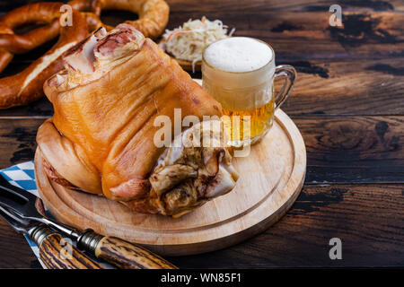 Fuso a snodo di maiale, birra e salatini Foto Stock