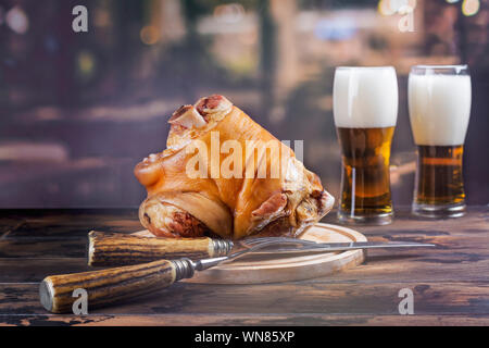 Fuso a snodo di maiale, birra e salatini Foto Stock