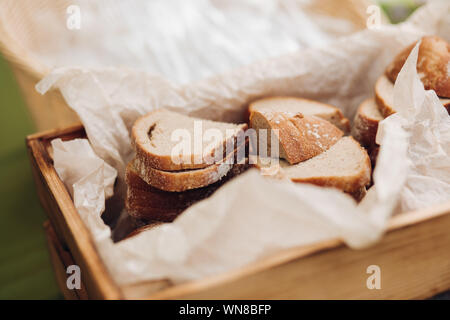 Pane fresco tagliato in un cestello. Foto Stock