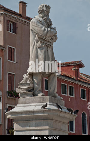 Venezia, Italia: Statua di Niccolo Tommaseo al Campo Santo Stefano. Egli era un linguista italiano, giornalista e saggista Foto Stock