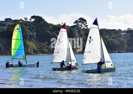 Gli equipaggi di giovani sempre loro RS Feva derive pronto per la formazione nella baia poco profonda. Foto Stock